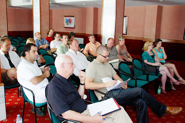 Teilnehmer im Konferenzraum im Hotel auf Mallorca