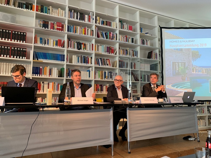 General meeting of the Homes & Holiday AG on the 24th June 2. On the podium, from left to right, Notary Dr. Sebastian Franck, chairman of the supervisory board, Michael Vogel, CEO Joachim Semrau and CFO Philip Kohler.